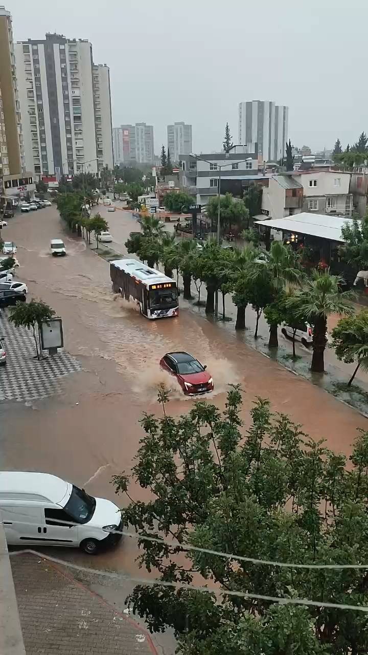 Adana'da fırtına ve sağanak: Ağaçlar devrildi, yollar göle döndü 7